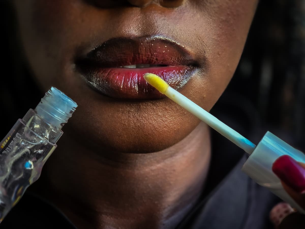 Customer applying Glow & Go lip gloss